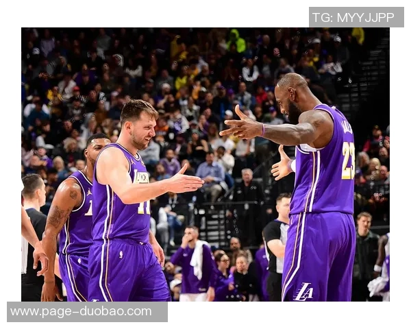 湖人半场领先猛龙一分东契奇表现抢眼詹姆斯与艾顿贡献稳定得分